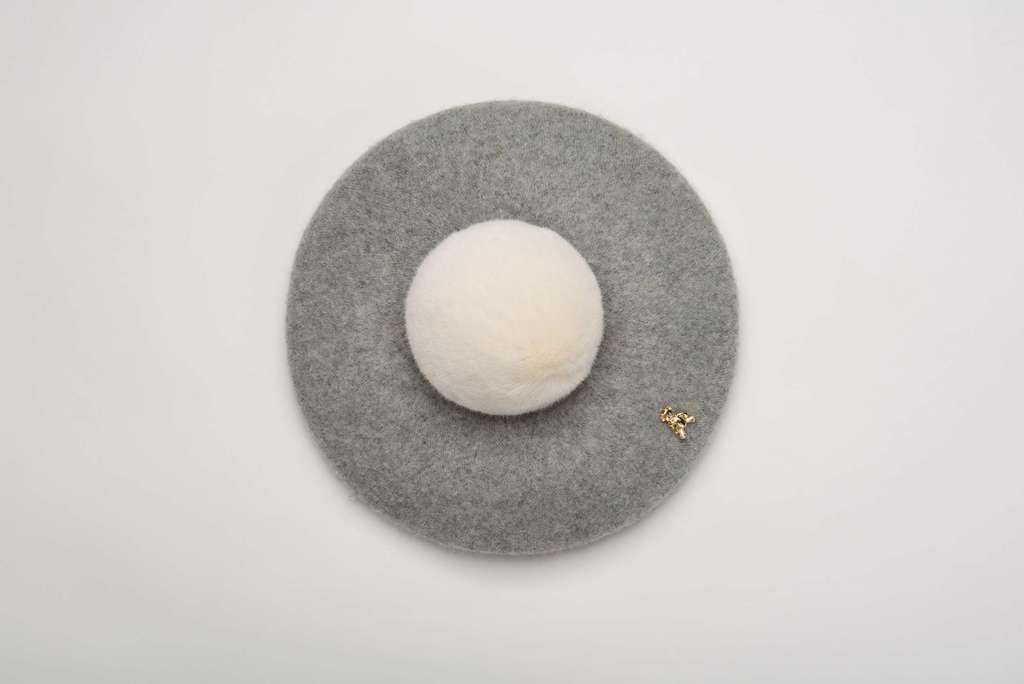 Берет с экомехом серый/молочный