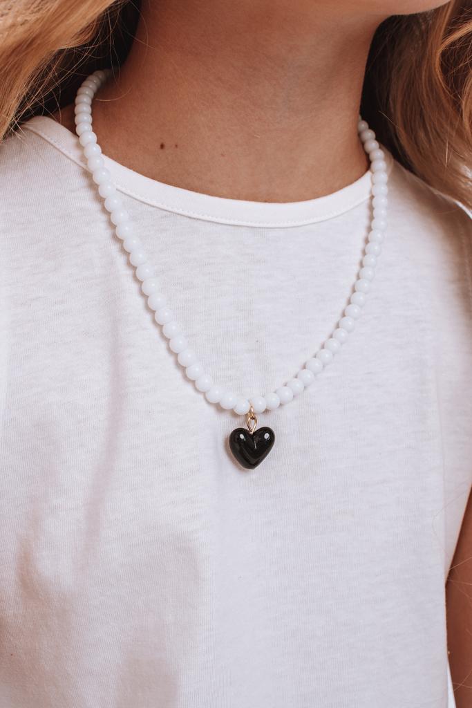 Колье Love is белый/черное сердце