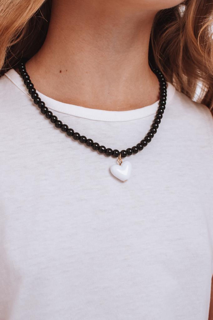 Колье Love is черный/белое сердце