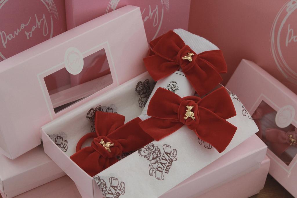 Подарочный набор  «Золотой мишка» =  гольфы белые/красный + две резинки