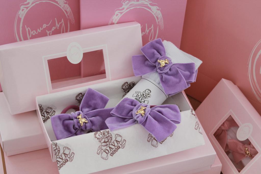 Подарочный набор  «Золотой мишка» =  гольфы белые/сиреневый+ две резинки