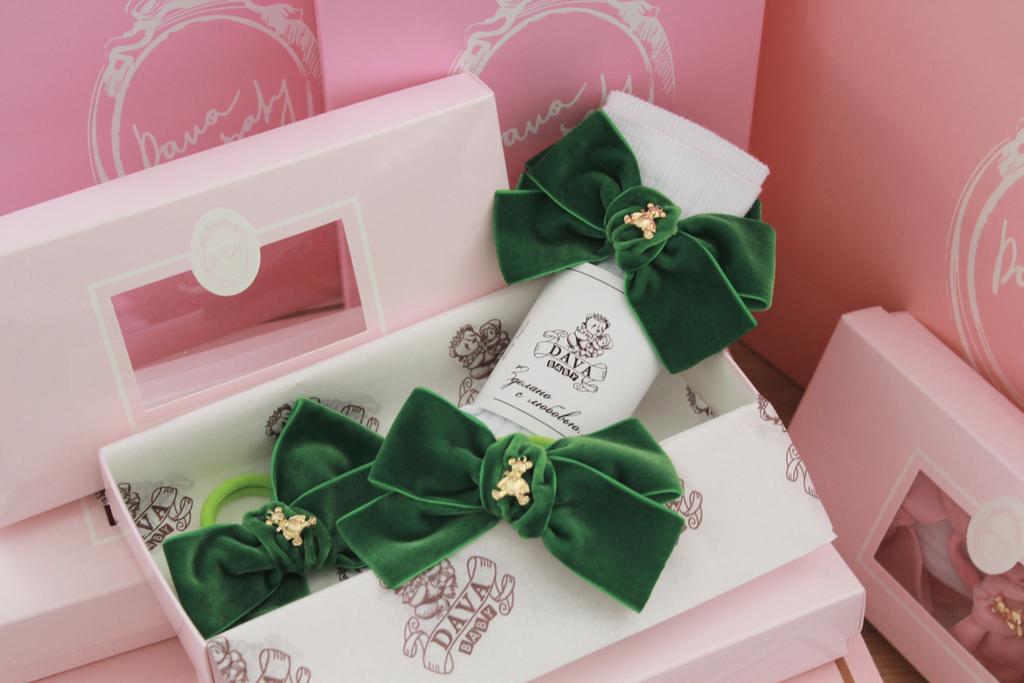 Подарочный набор  «Золотой мишка» =  гольфы белые/зеленый+ две резинки