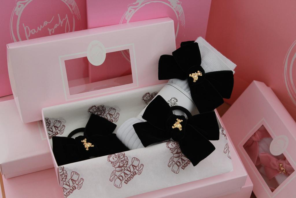 Подарочный набор  «Золотой мишка» =  гольфы белые/черный+ две резинки