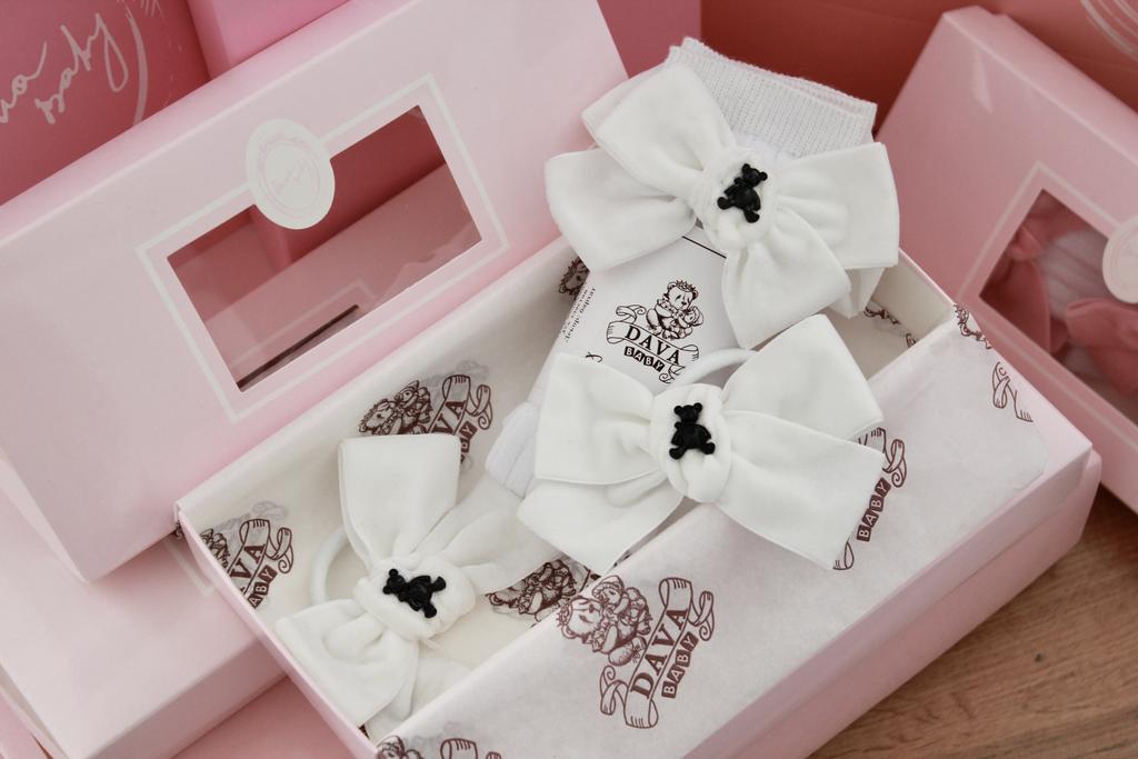 Подарочный набор  «Bear Black and White» =  гольфы белые/белый+ две резинки белые