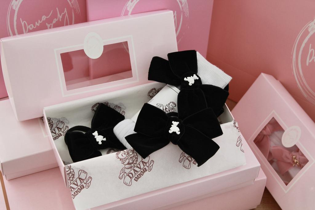 Подарочный набор  «Bear Black and White» =  гольфы белые/черный+ две резинки черные