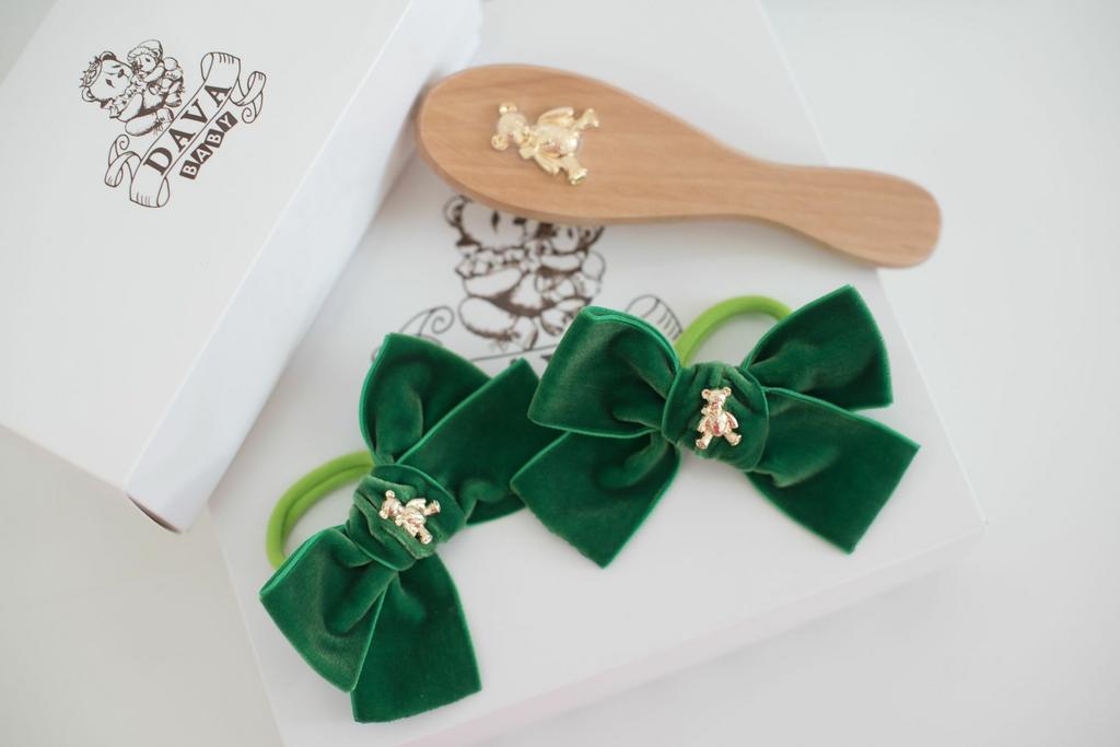 Подарочный набор DAVA BABY расческа "Золотой мишка" + 2 резинки из бархата золотой мишка цвет: зеленый