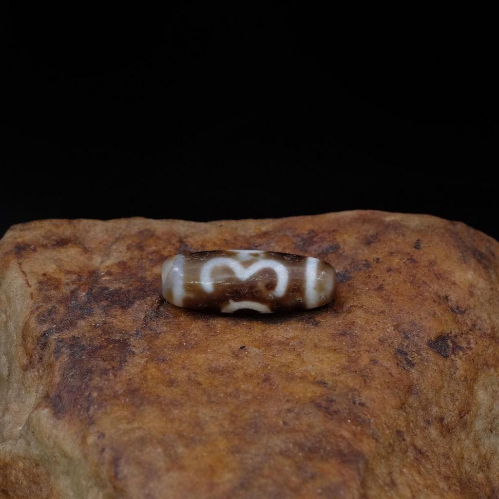 Бусина дзи Ом №1