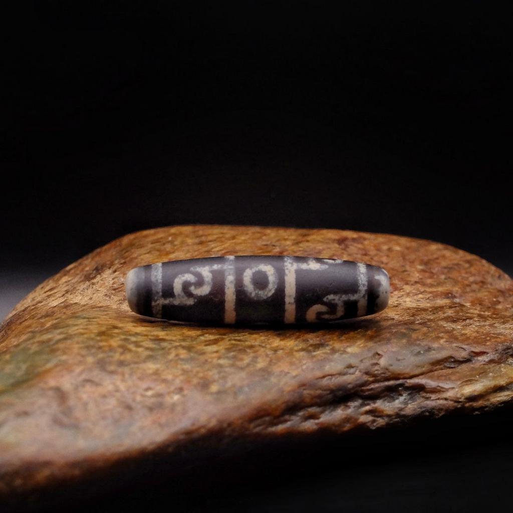 Бусина дзи 3 глаза и шапка падмасабхавы №4