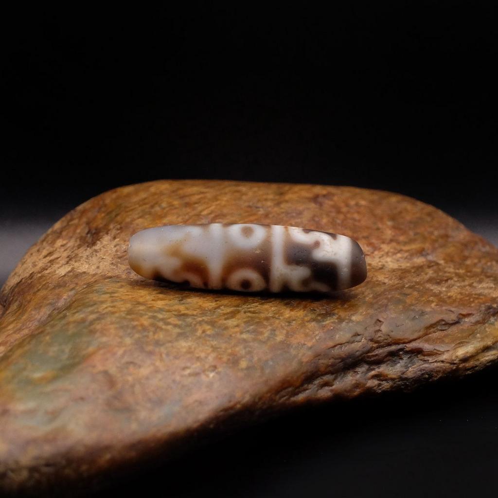 Бусина дзи 3 глаза и шапка падмасабхавы №6