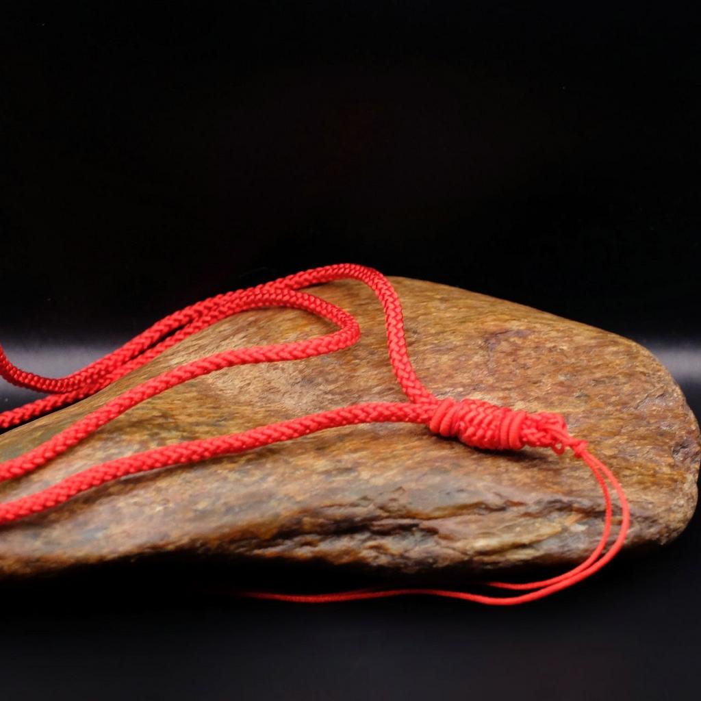 Шнурок нейлоновый красный