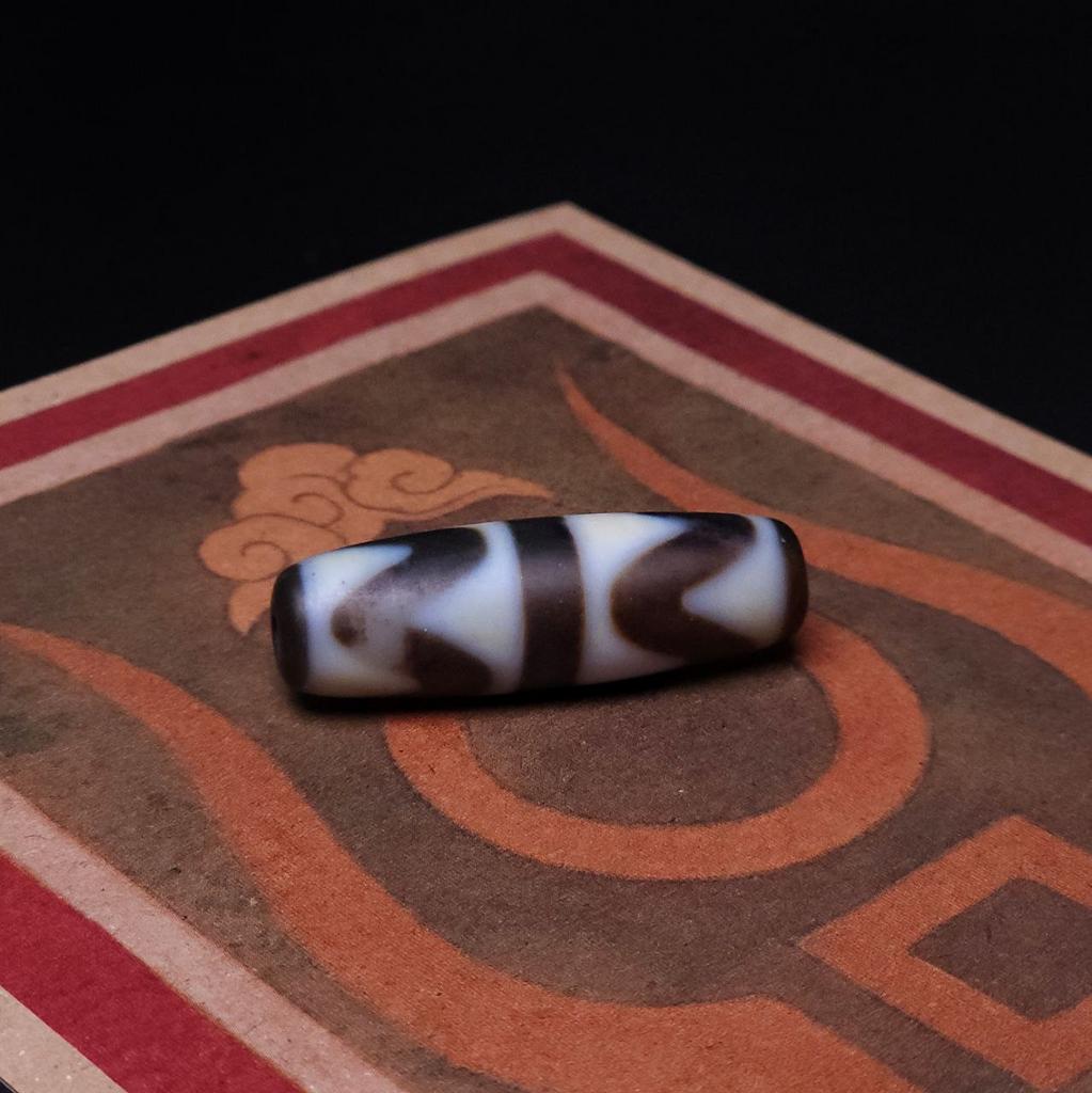 Бусина дзи двойные зубы тигра №7