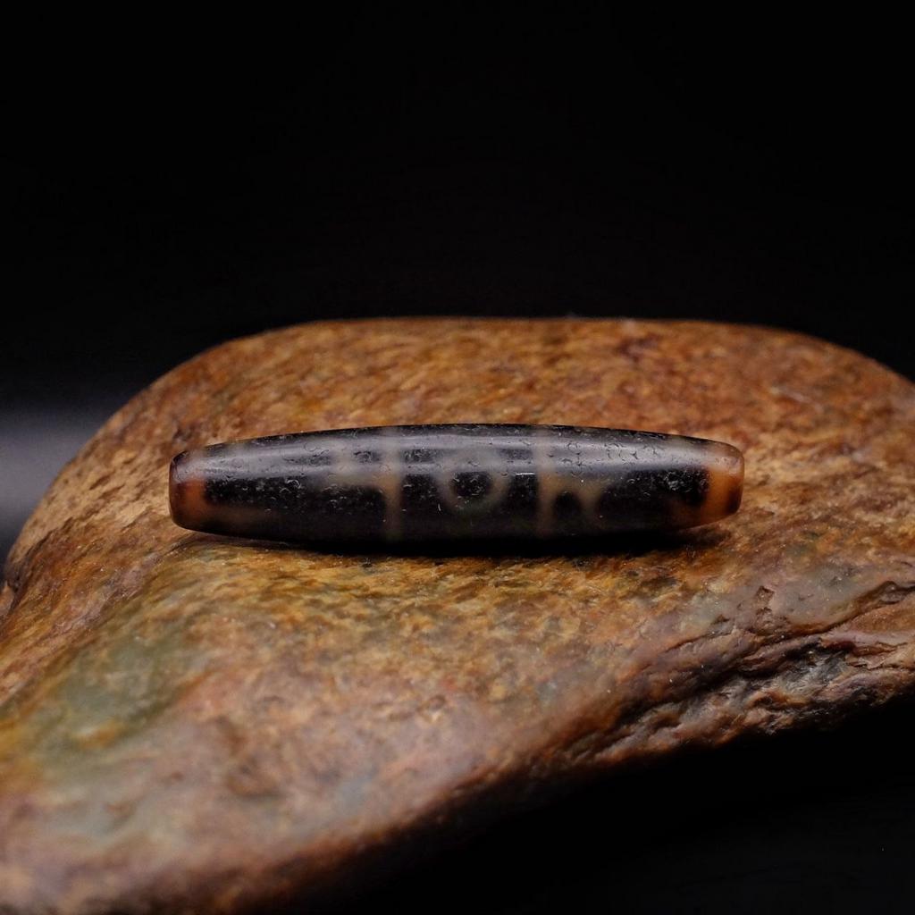 Бусина дзи 3 глаза и шапка падмасабхавы №9