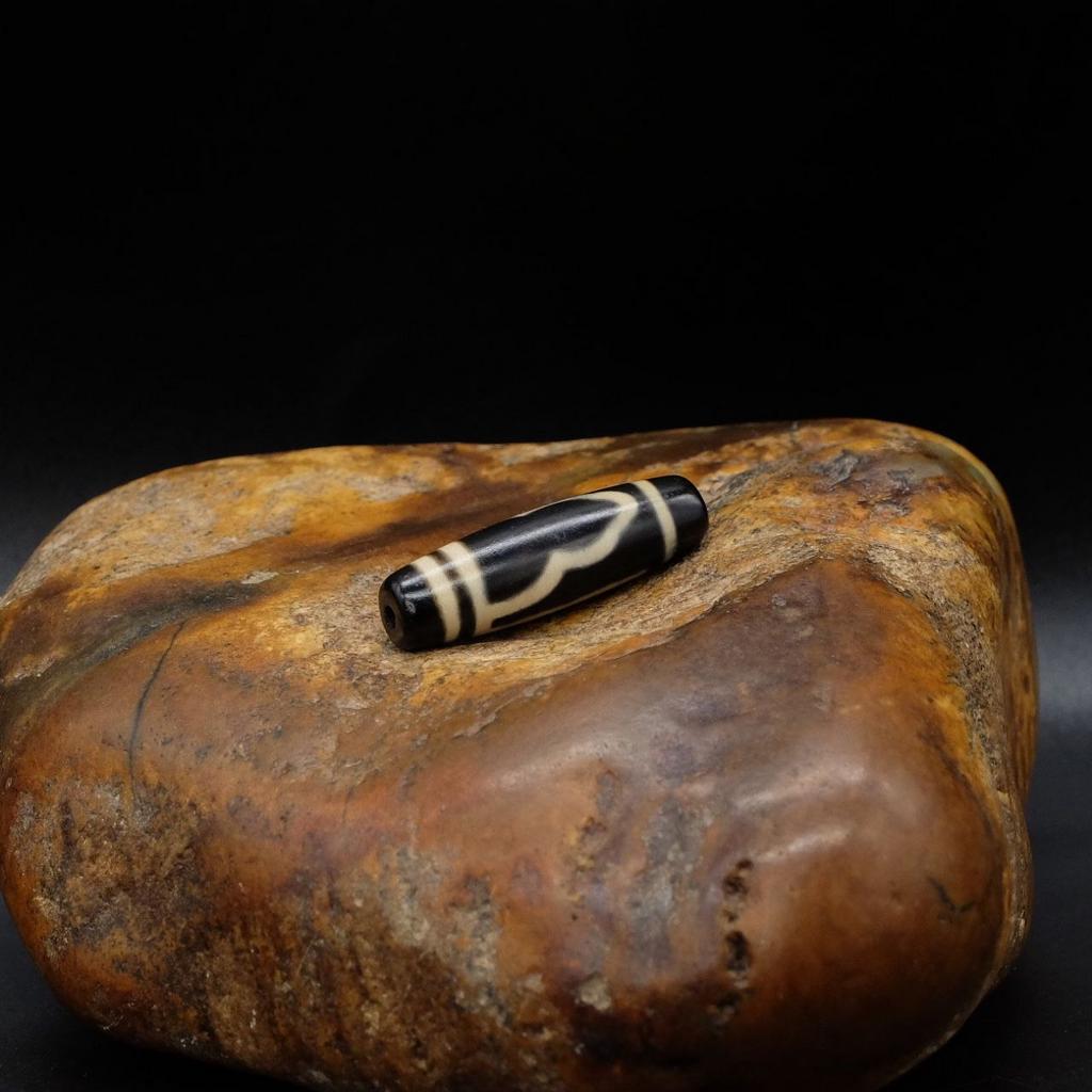 Бусина дзи 1 глаз и гора №2