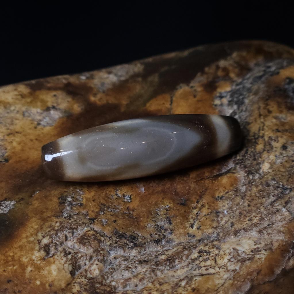 Бусина дзи 1 глаз и гора №3