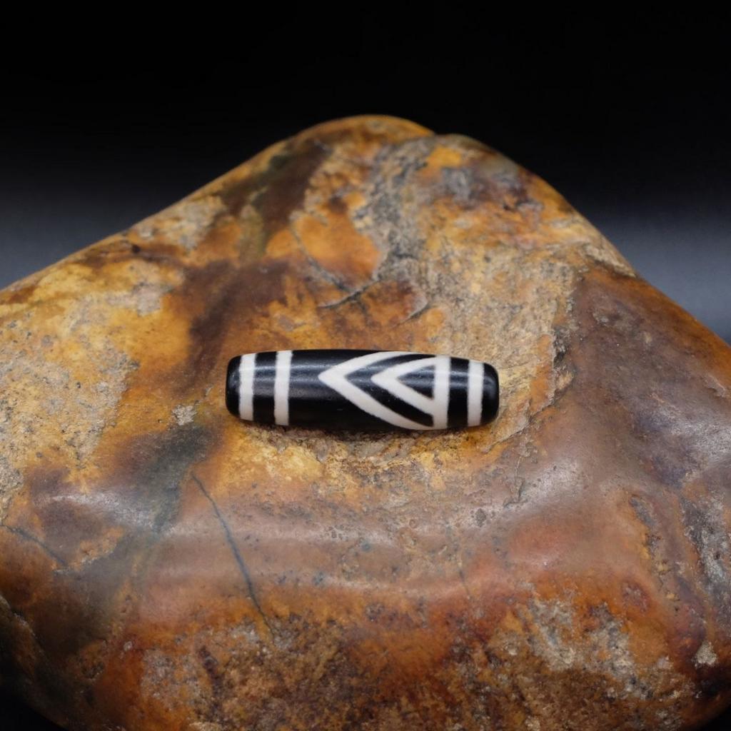 Бусина дзи 1 глаз и гора №5