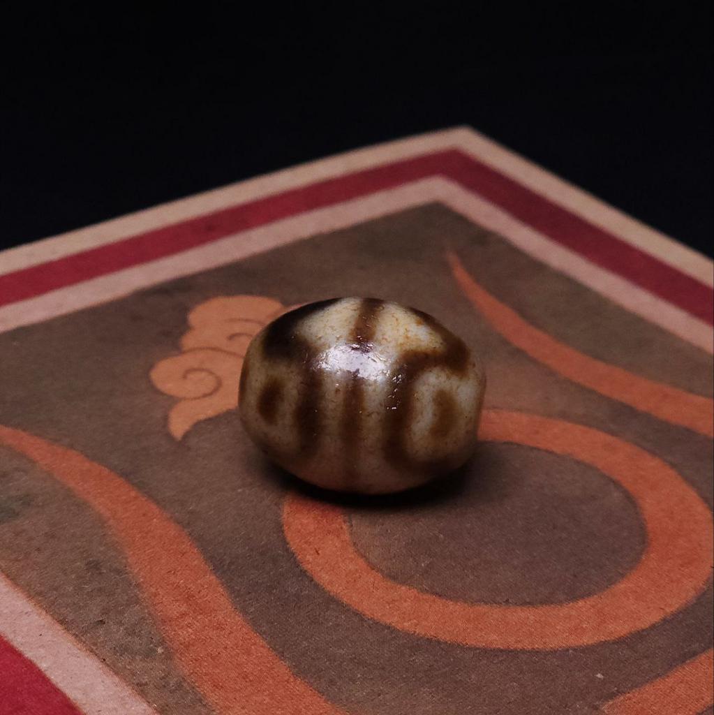 Бусина Дзи цветок лотоса в зубах тигра №2