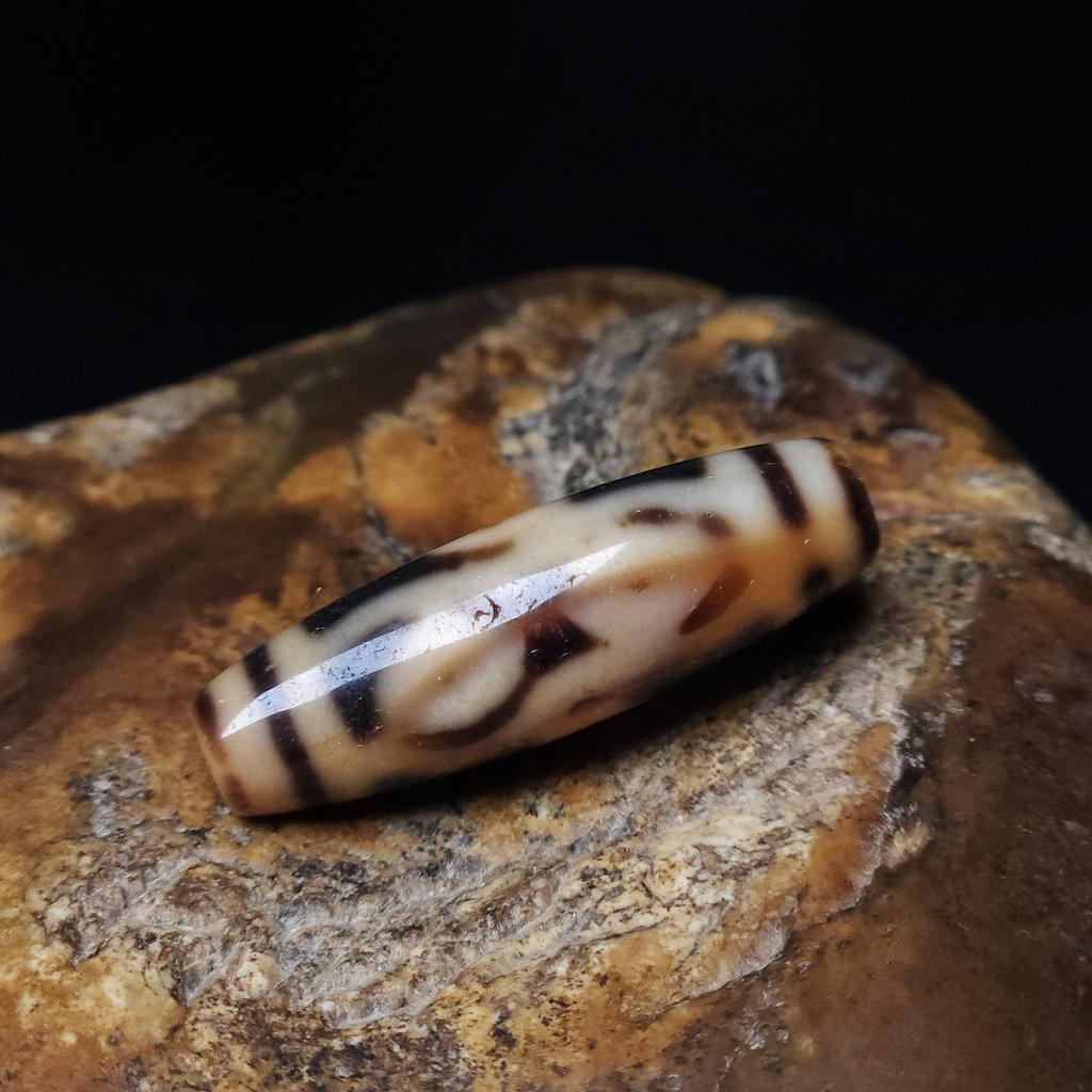 Бусина дзи 6 глаз №28