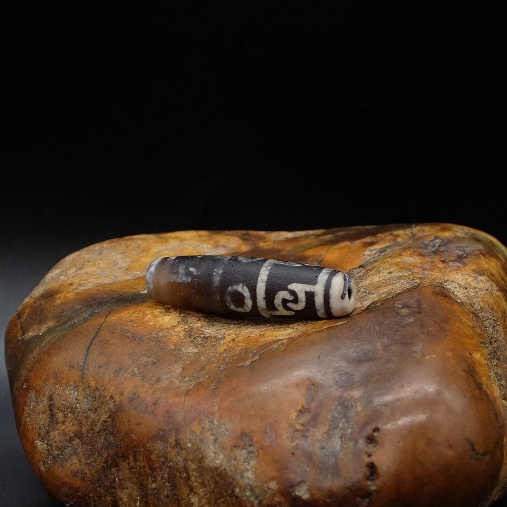 Бусина дзи 3 глаза и шапка падмасабхавы №18