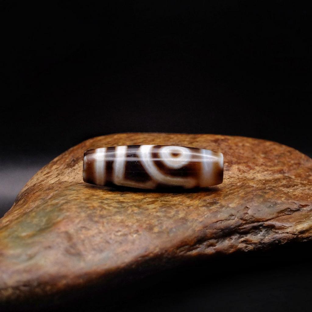 Бусина дзи 2 глаза №66