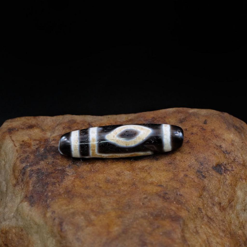 Бусина дзи 2 глаза №68