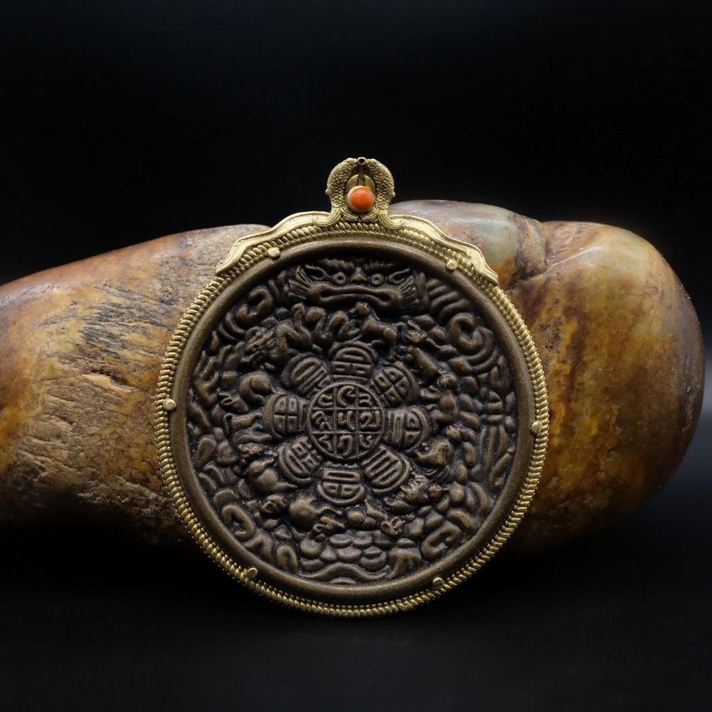 Шаманское зеркало с календарем и рыбками