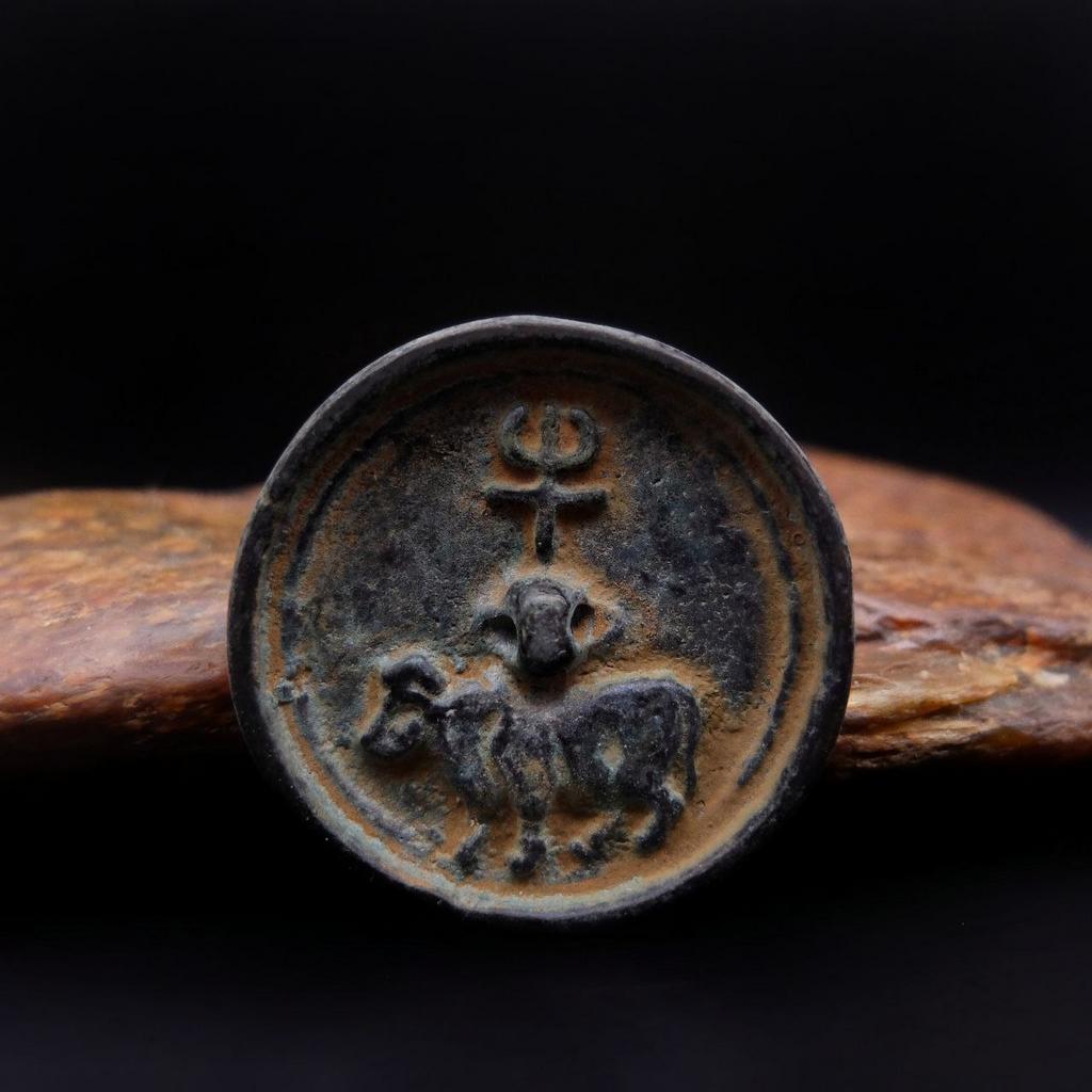 Шаманское зеркало с символом года (Бык)