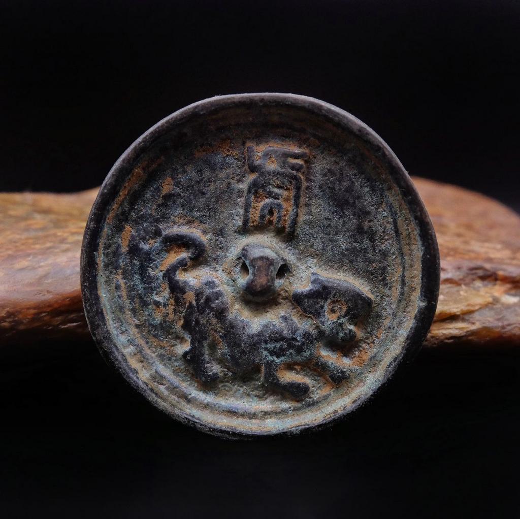 Шаманское зеркало с символом года (Тигр)