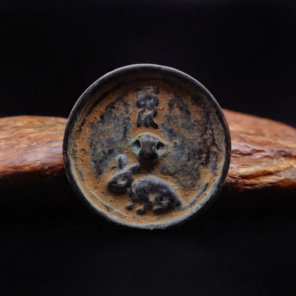 Шаманское зеркало с символом года (Кролик)