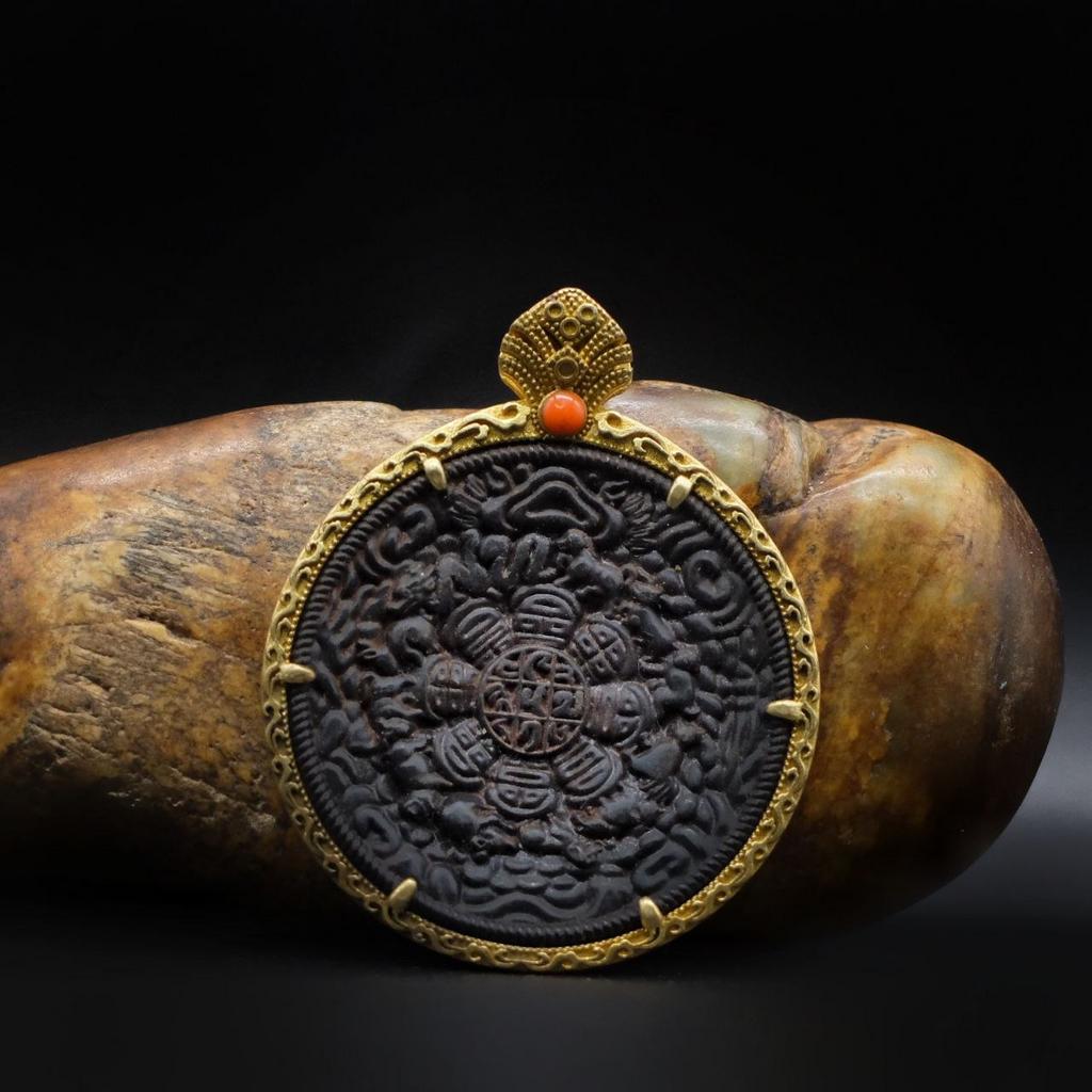 Шаманское зеркало с календарем и гравировкой