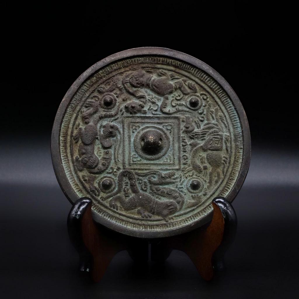 Шаманское зеркало с зооморфным орнаментом