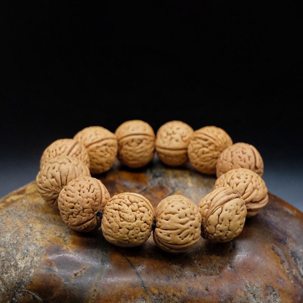 Браслет из косточек дикого персика