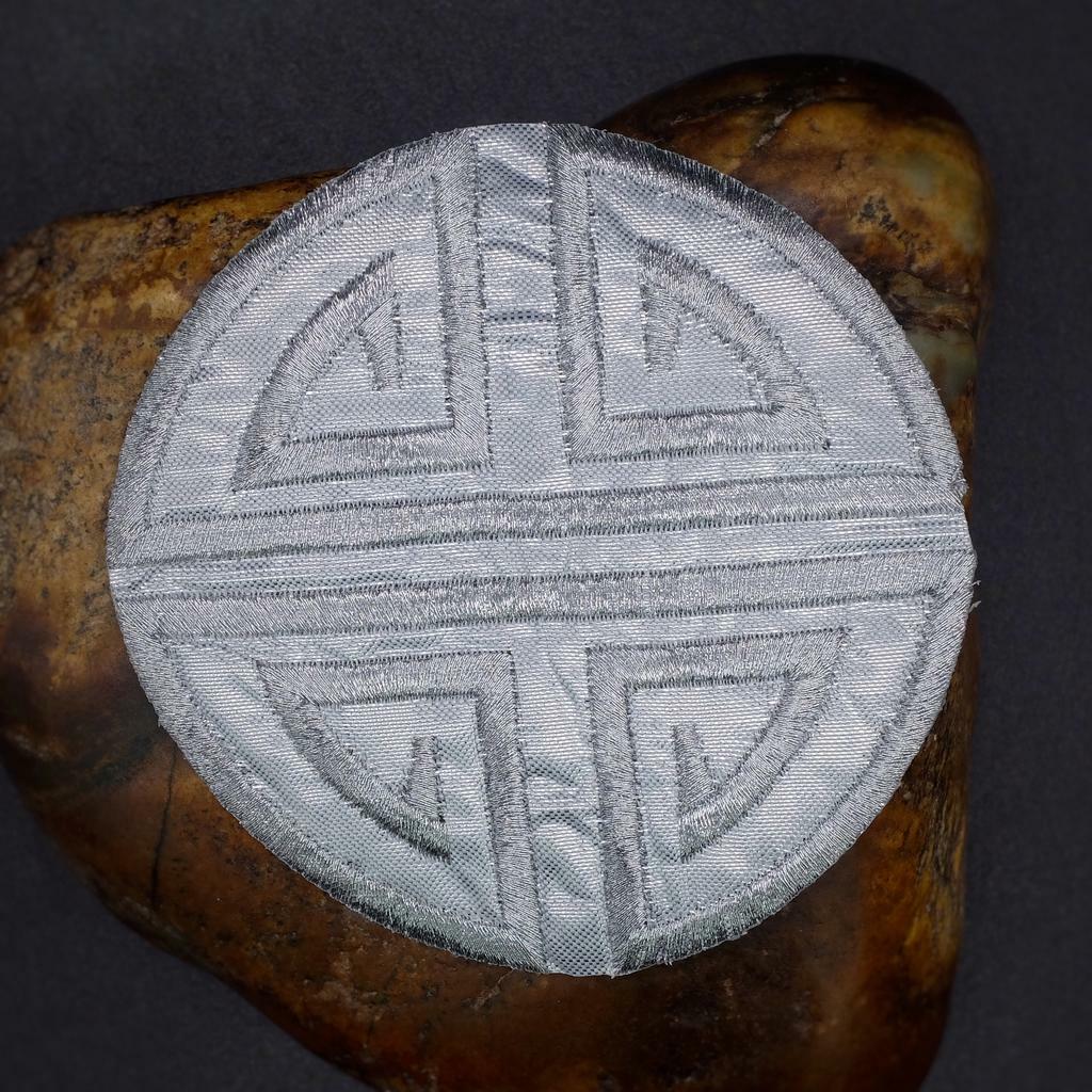 Нашивка круглая "Шоу" серебряная