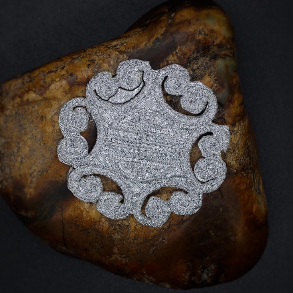 Нашивка символ "Шоу" белая