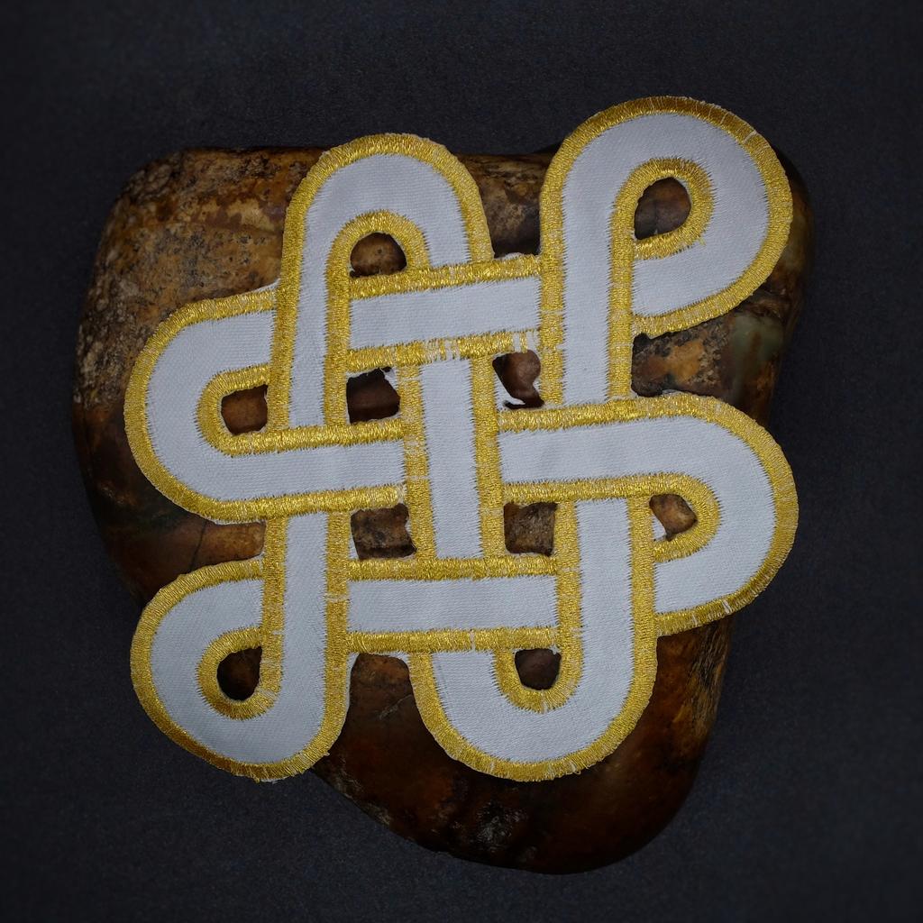 Нашивка Узел Счастья большой белый