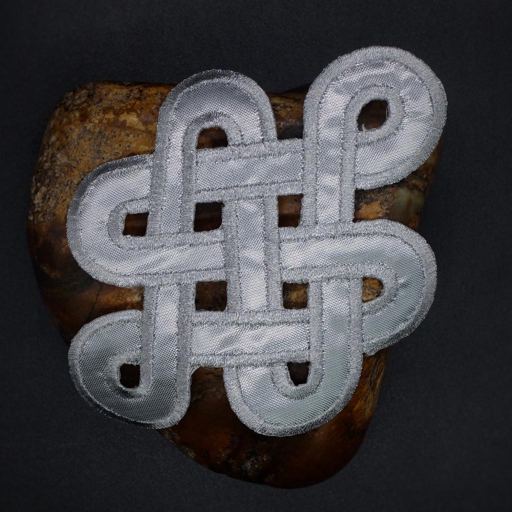 Нашивка Узел Счастья большой серебристый