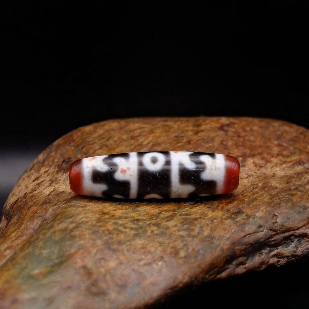 Бусина дзи 3 глаза и шапка Падмасабхавы №23