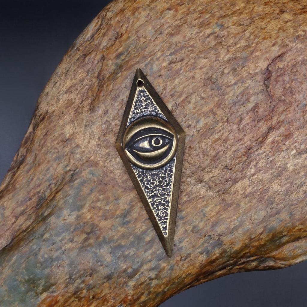 Бронзовый глаз в ромбе