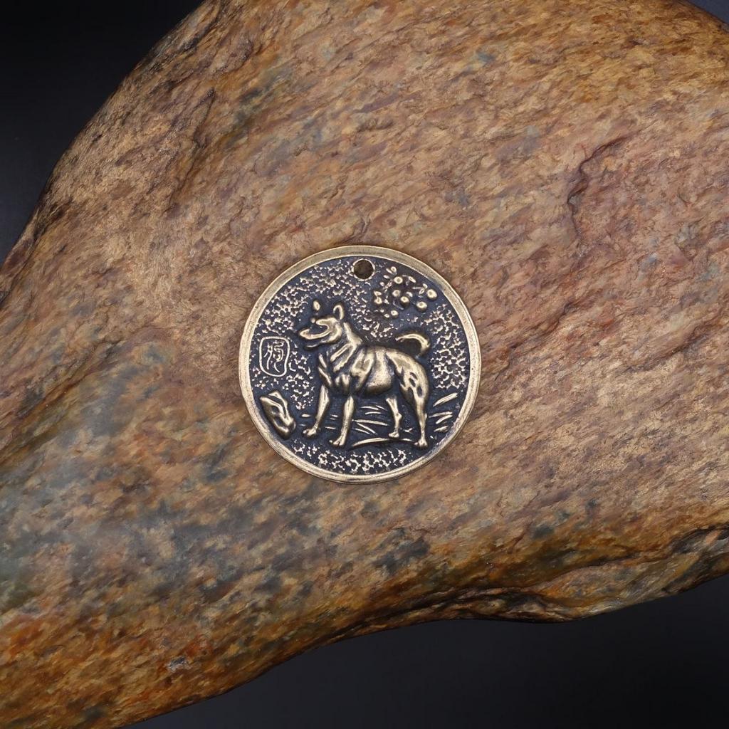 Медальон с символом года Собака