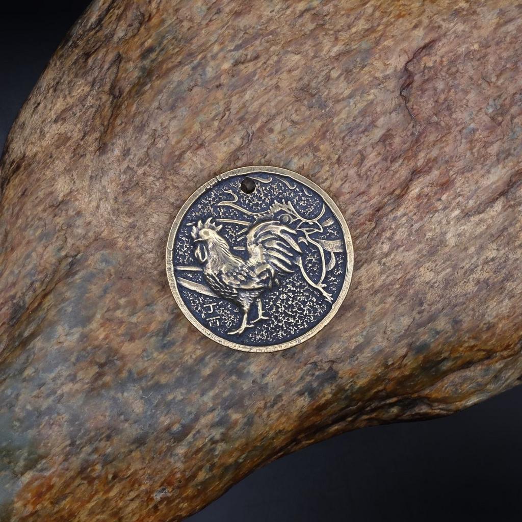 Медальон с символом года Петух