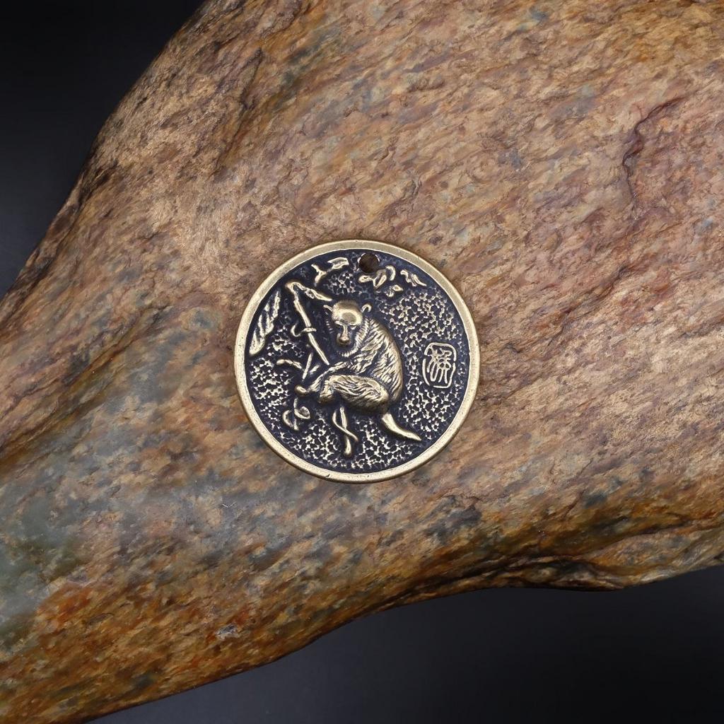 Медальон с символом года Обезьяна