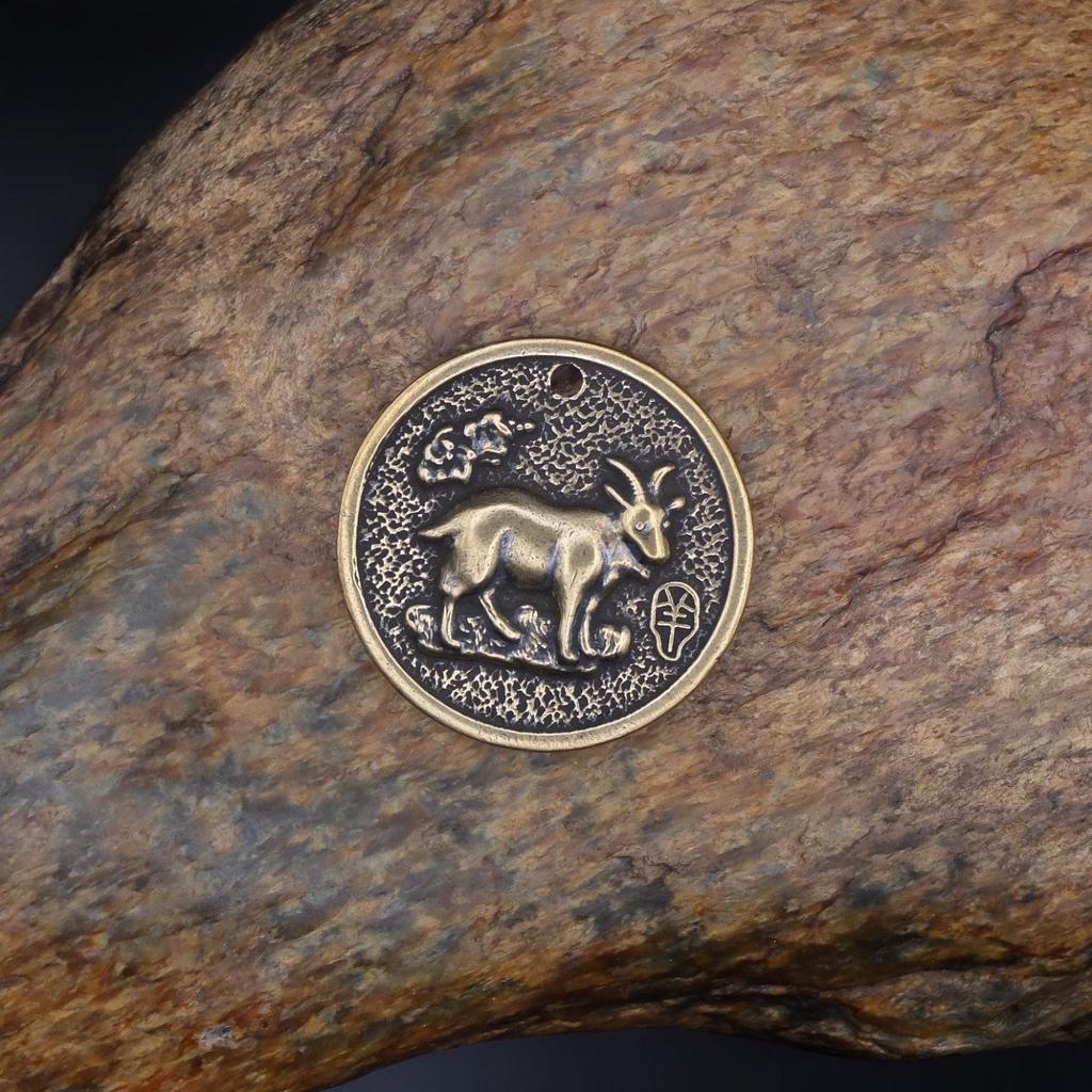 Медальон с символом года Коза