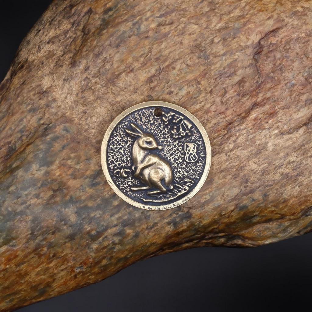 Медальон с символом года Кролик (Заяц)