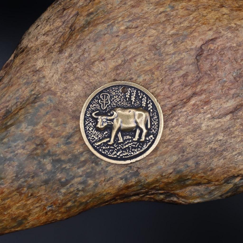 Медальон с символом года Бык