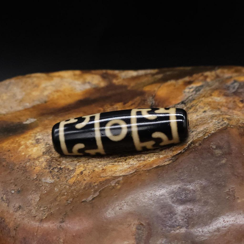 Бусина дзи 3 глаза и шапка падмасабхавы N°26