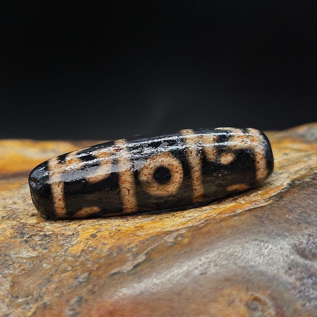 Бусина дзи 3 глаза и шапка падмасабхавы N°26