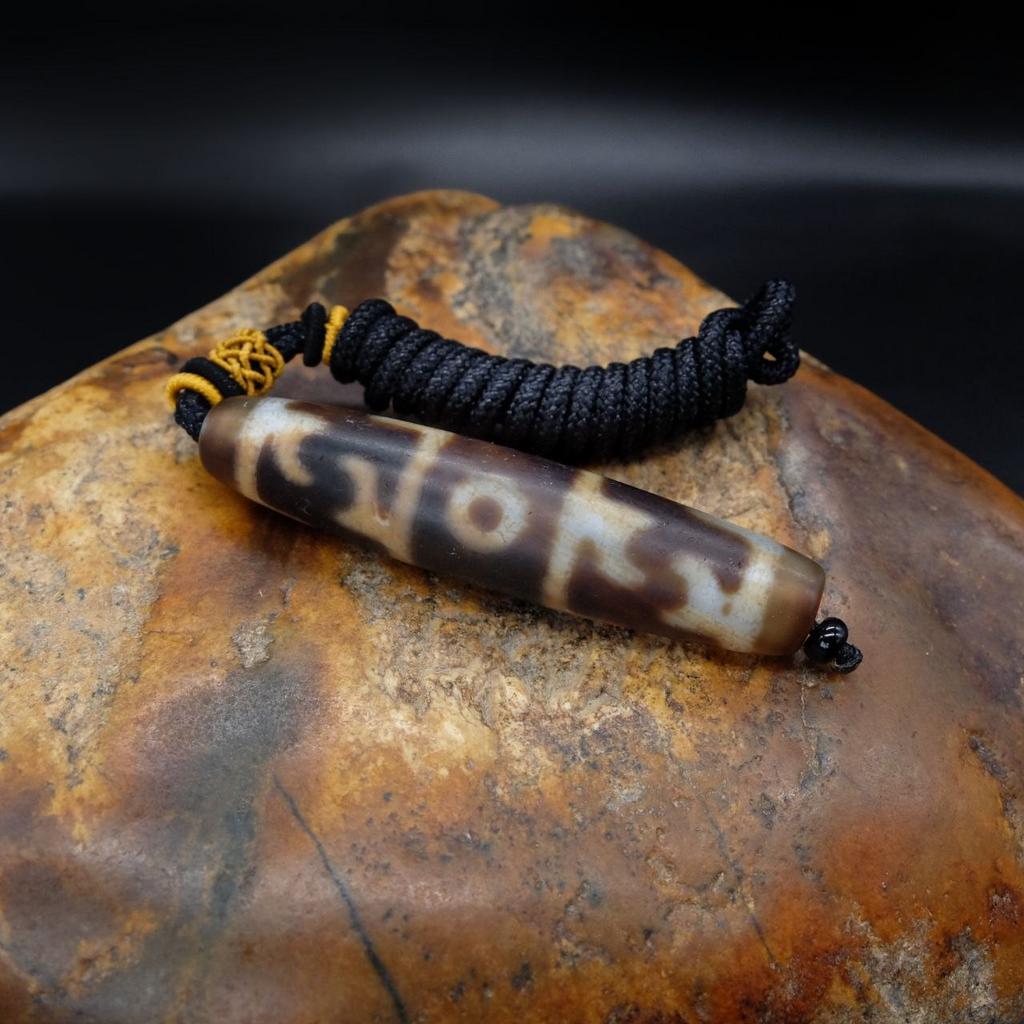 Подвеска с бусиной дзи Шапка Падмасабхавы