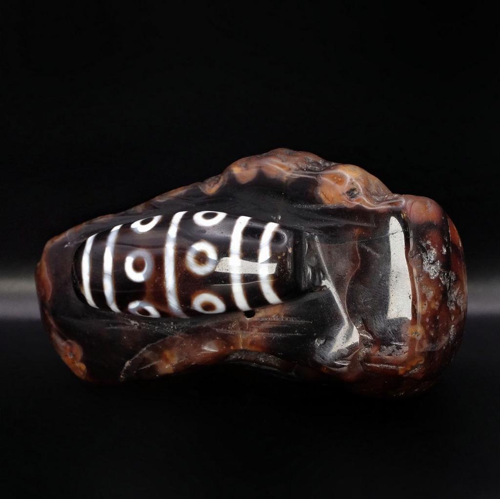 Алтарная дзи на камне 6 глаз