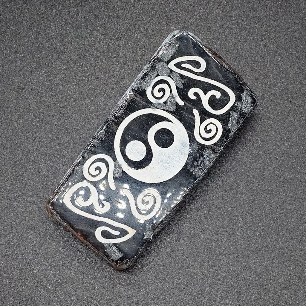 Алтарная композиция с символом Инь Ян