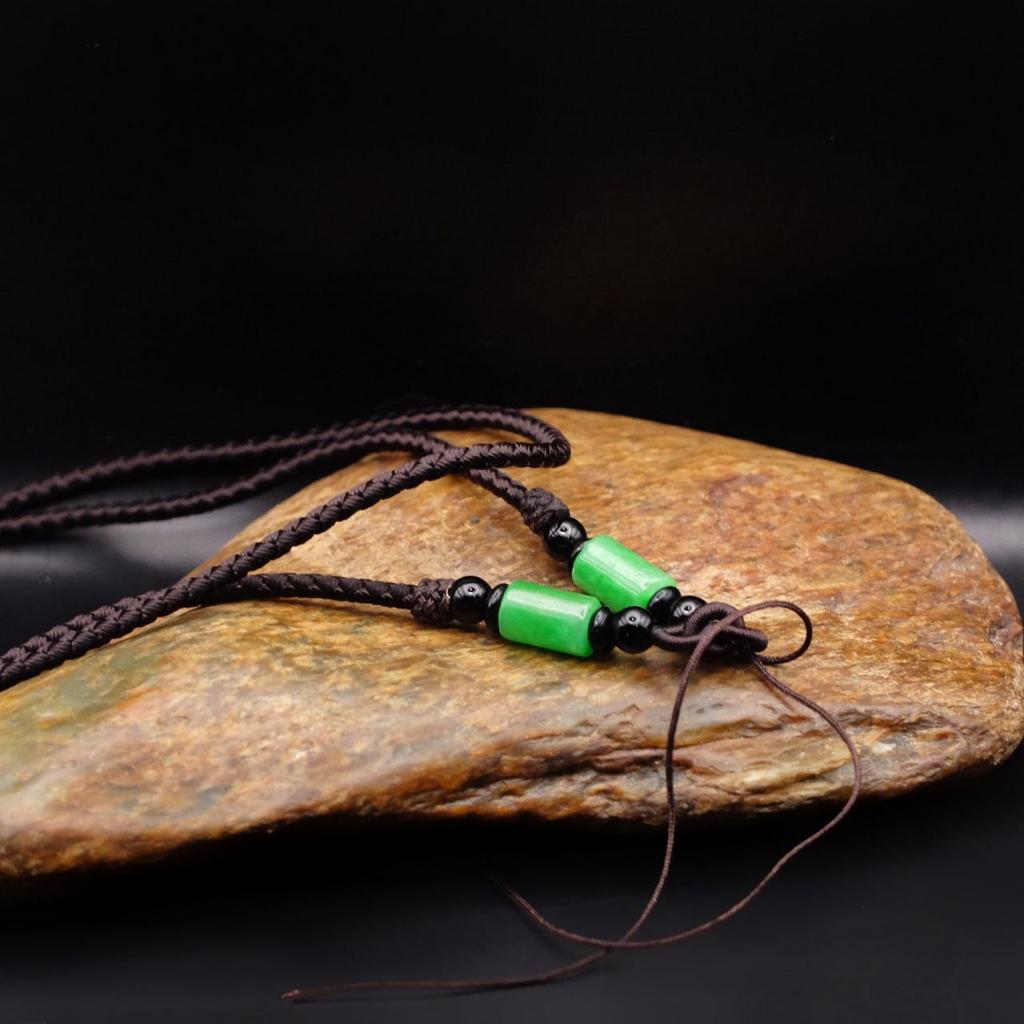Шнурок с зелёными бусинами