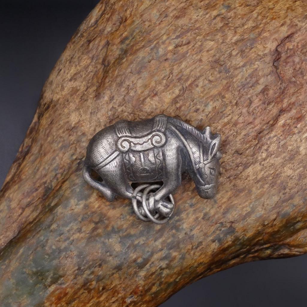 Подвеска стреноженый конь